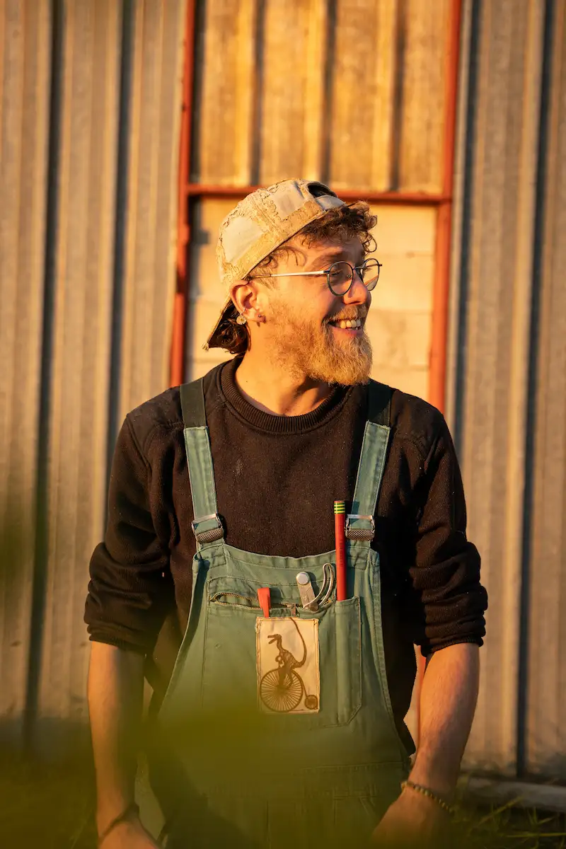 Martin, artisan aménageur de van en salopette