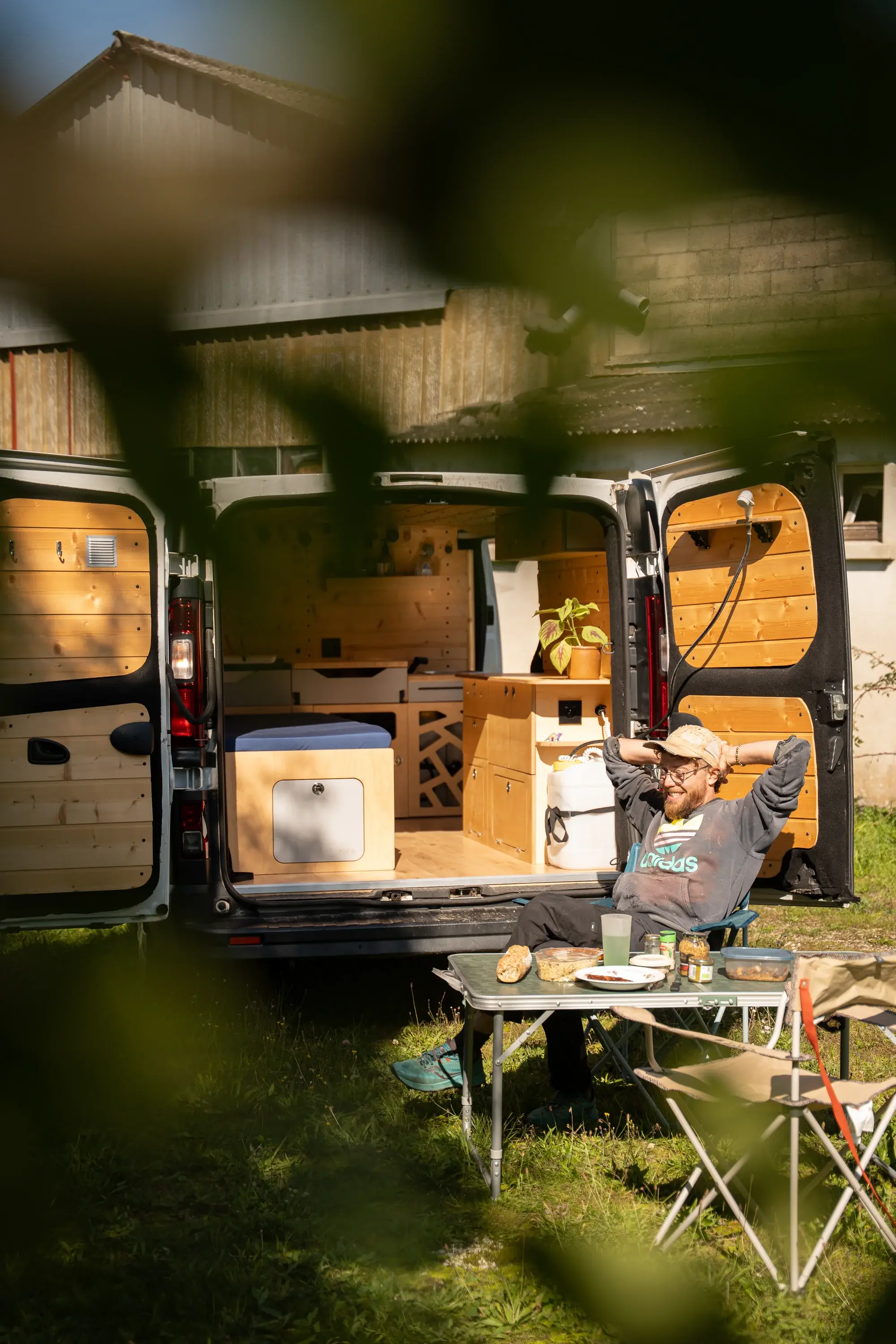 Vue intérieure d'un van aménagé