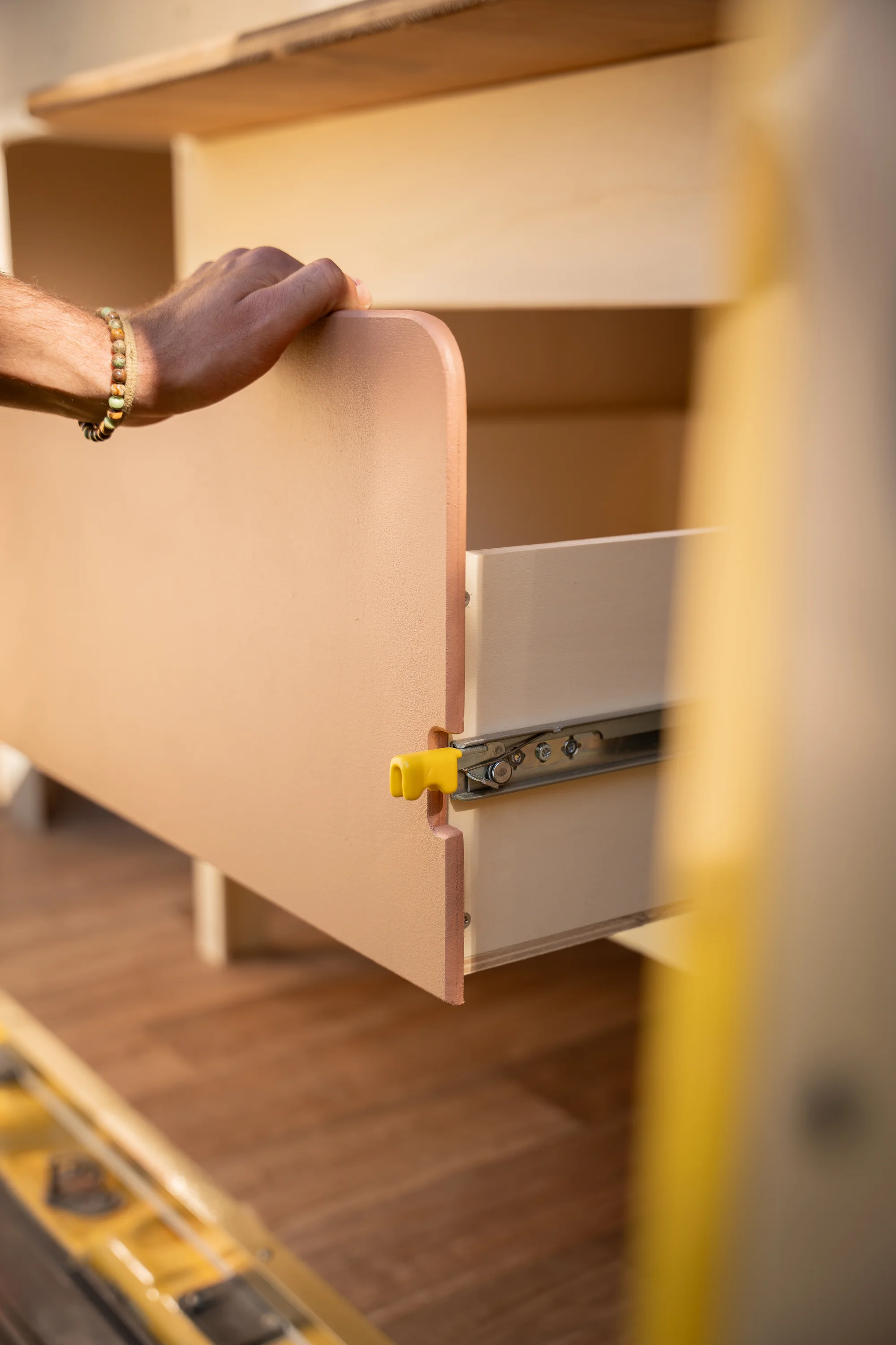 Détail d'un meuble de van sur mesure